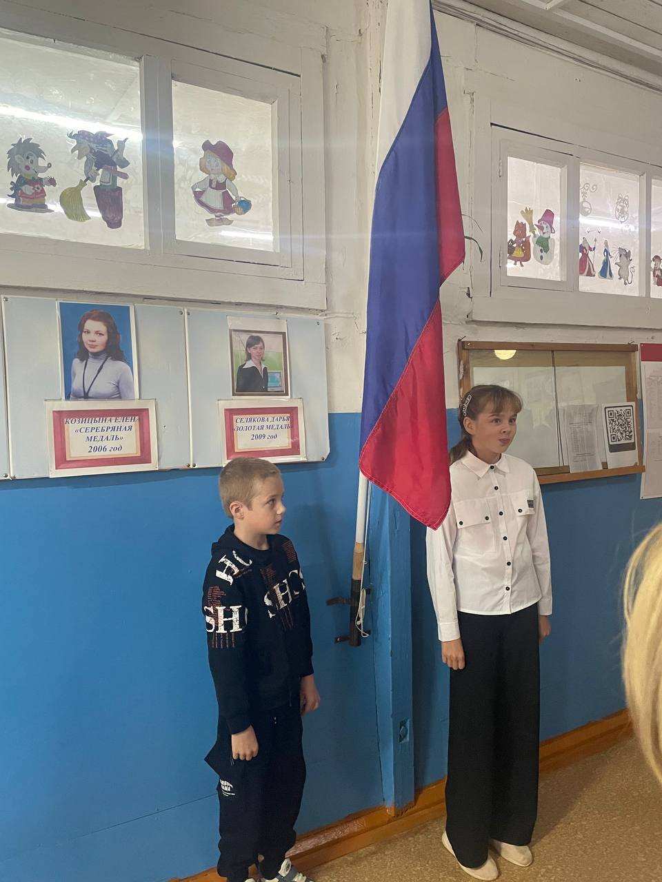 2 октября, понедельник, по традиции начался с торжественной линейки и исполнения гимна РФ..